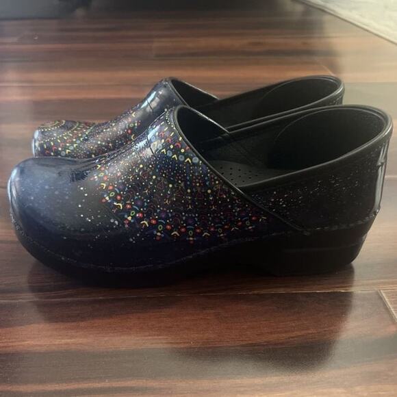 Dansko Professional Black Multi-Colored Paint Splatter Clogs Size 40/9.5 US - Picture 2 of 9